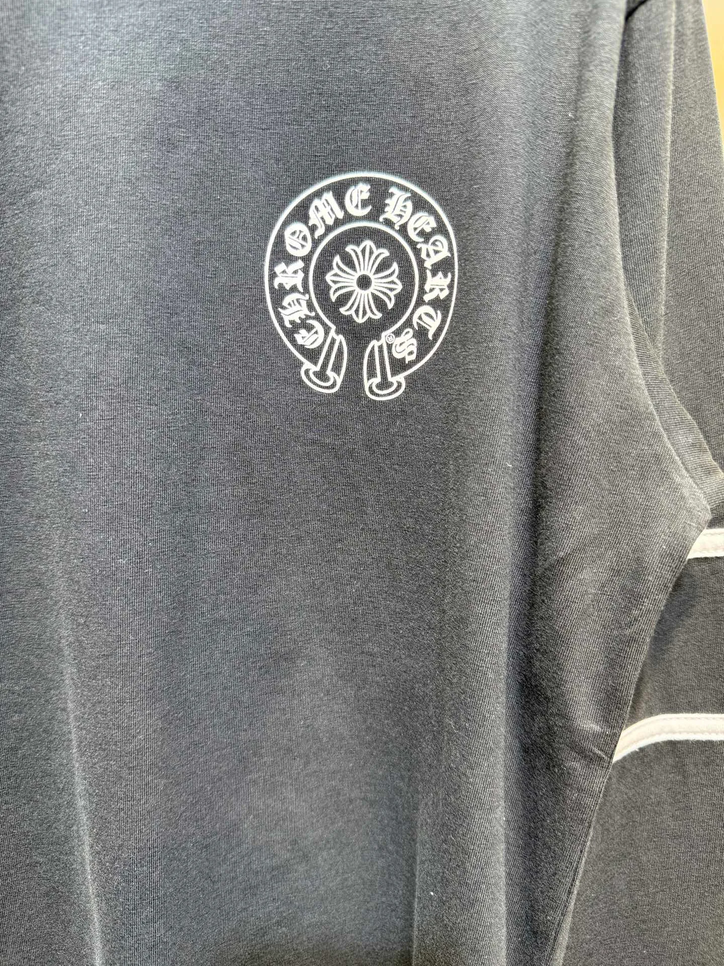 P290 🌟【Top original order】 CHROME HEARTS sports style printed slim long-sleeved T-shirt, it really shows off your figure! I love this simple and stylish T. It’s easy to wear every day. The overall fit is a good fit. The body has room to accommodate the figure. The upper body is comfortable and easy to wear without being tight. The three-quarter sleeves are designed with contrasting colors to enrich the sense of layering. It does not look monotonous and visually can also weaken the proportion of the shoulders. The front neckline and chest are printed with letters, which is very detailed. Whether worn alone or layered, his presence is indispensable. Wearing it casually is very high-end, and various Instagrams have put it on, showing off the street fashion items! Size S M L